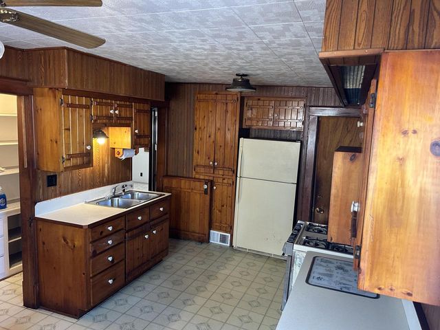 2922 W Mitchell STREET, Milwaukee, WI 53215