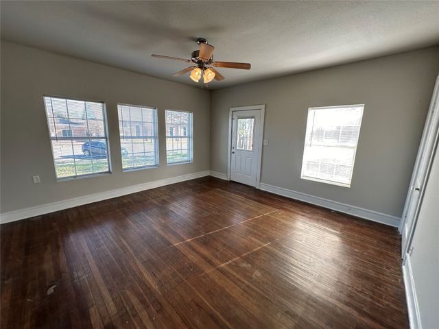 214 S 4th Street, Wills Point, TX 75169