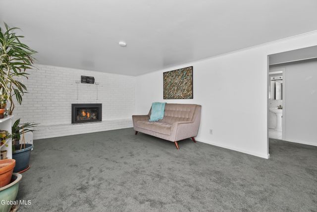 866 Huntingdon Drive, Niskayuna, NY 12309