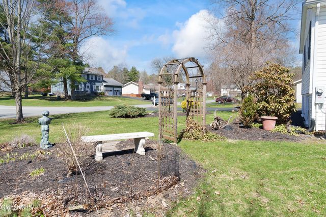 866 Huntingdon Drive, Niskayuna, NY 12309