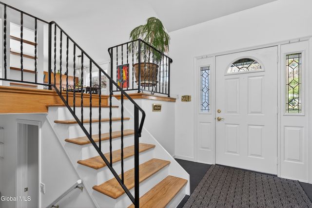 866 Huntingdon Drive, Niskayuna, NY 12309