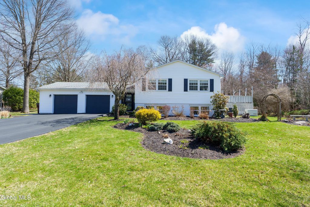866 Huntingdon Drive, Niskayuna, NY 12309