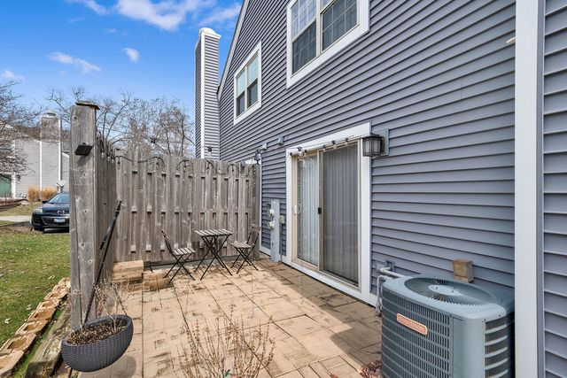 1390 N Knollwood Drive 1390, Palatine, IL 60067