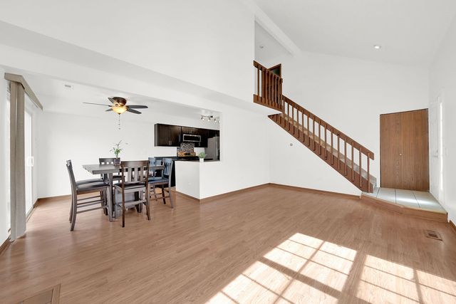 1390 N Knollwood Drive 1390, Palatine, IL 60067