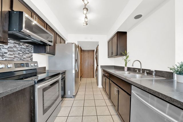 1390 N Knollwood Drive 1390, Palatine, IL 60067