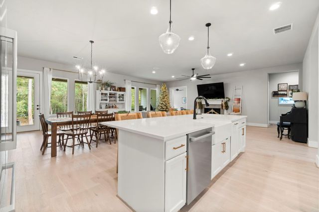 6802 W Bluff Drive, Magnolia, TX 77354