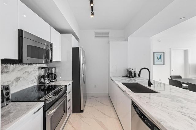 950 Brickell Bay Drive 2210, Miami, FL 33131