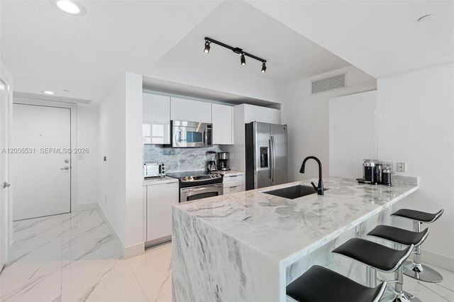 950 Brickell Bay Drive 2210, Miami, FL 33131