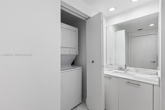 950 Brickell Bay Drive 2210, Miami, FL 33131