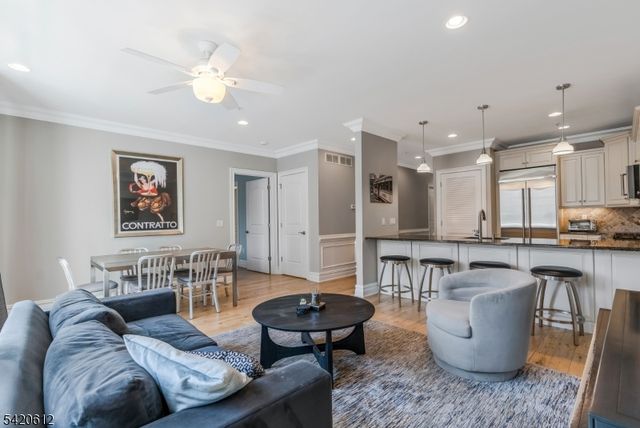 8 Schmidt Cir, Watchung Boro, NJ 07069