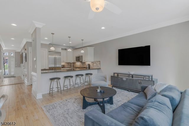 8 Schmidt Cir, Watchung Boro, NJ 07069