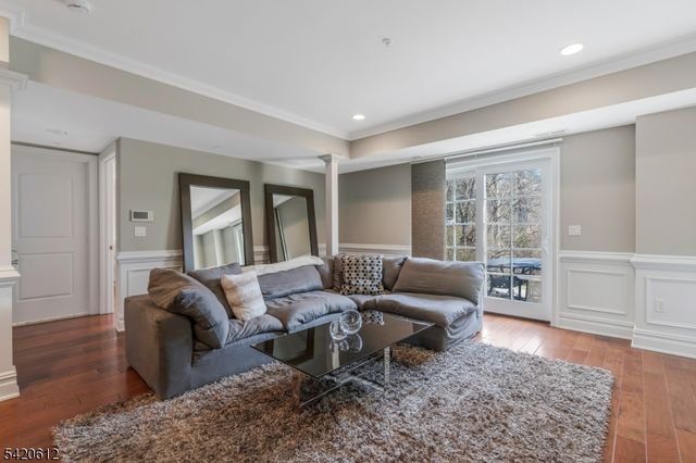 8 Schmidt Cir, Watchung Boro, NJ 07069