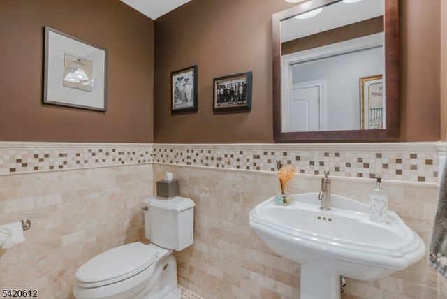 8 Schmidt Cir, Watchung Boro, NJ 07069