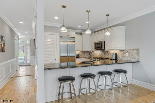 8 Schmidt Cir, Watchung Boro, NJ 07069