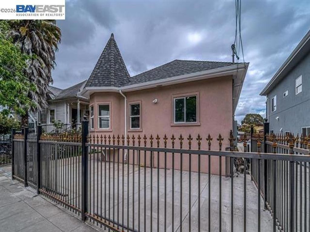 Image 2 of property listing at 3035 Logan St, Oakland, CA 94601