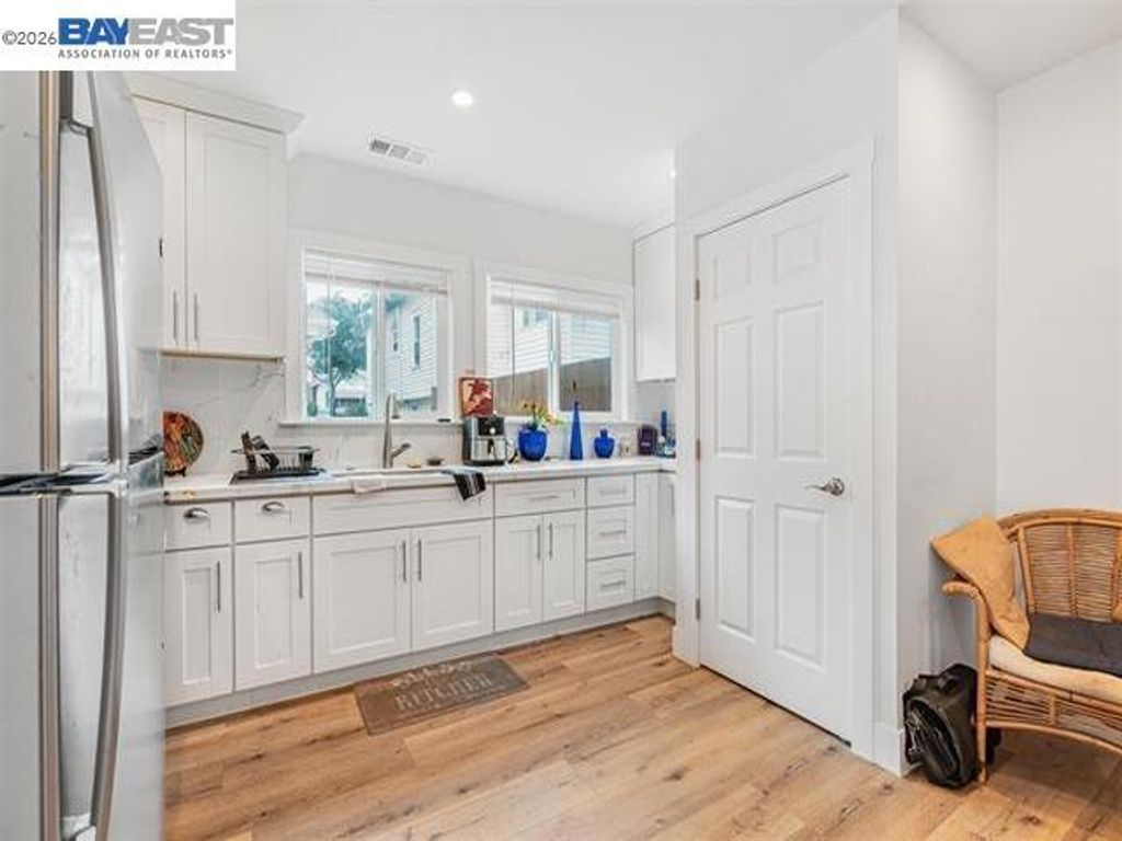 Image 7 of property listing at 3035 Logan St, Oakland, CA 94601