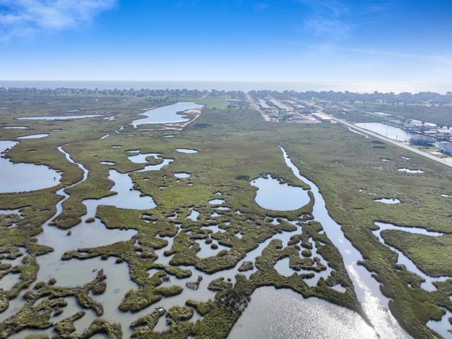 000 Middle Reef Rd, Crystal Beach, TX 77650