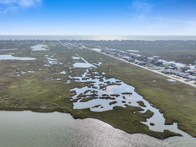 000 Middle Reef Rd, Crystal Beach, TX 77650