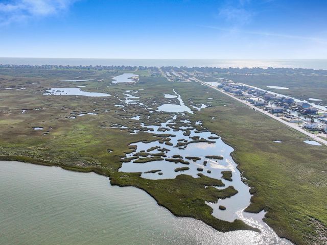 000 Middle Reef Rd, Crystal Beach, TX 77650