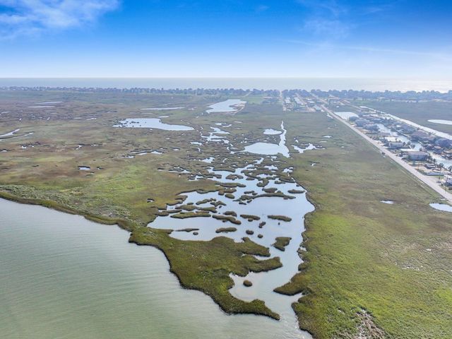 000 Middle Reef Rd, Crystal Beach, TX 77650