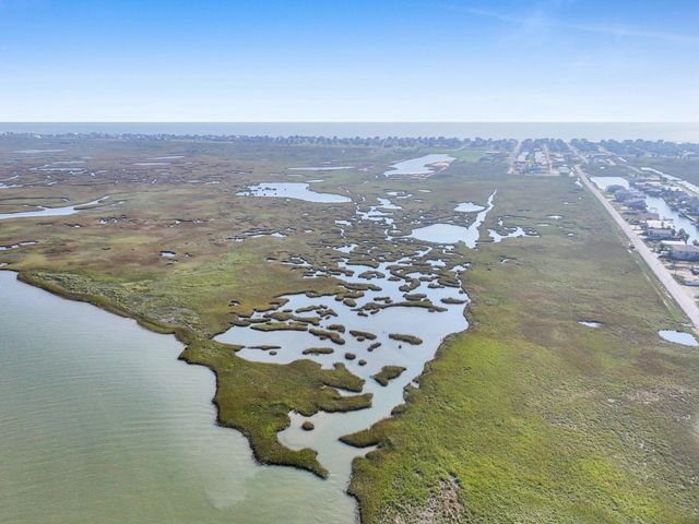 000 Middle Reef Rd, Crystal Beach, TX 77650