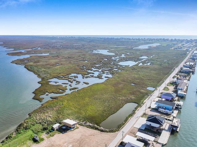 000 Middle Reef Rd, Crystal Beach, TX 77650