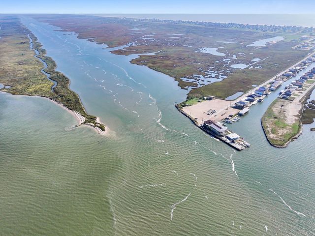 000 Middle Reef Rd, Crystal Beach, TX 77650