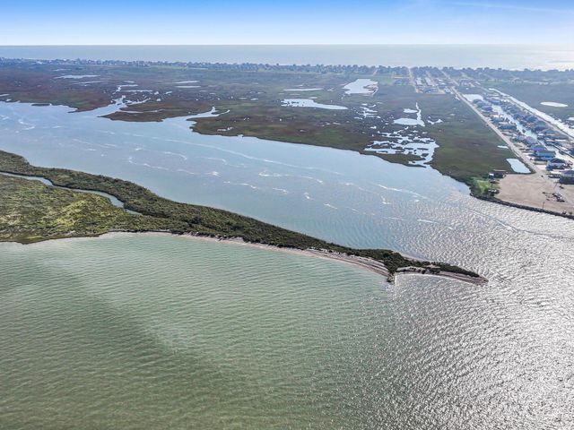 000 Middle Reef Rd, Crystal Beach, TX 77650