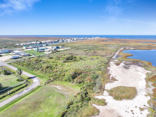 000 Middle Reef Rd, Crystal Beach, TX 77650