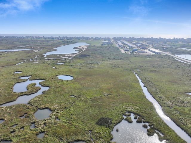 000 Middle Reef Rd, Crystal Beach, TX 77650
