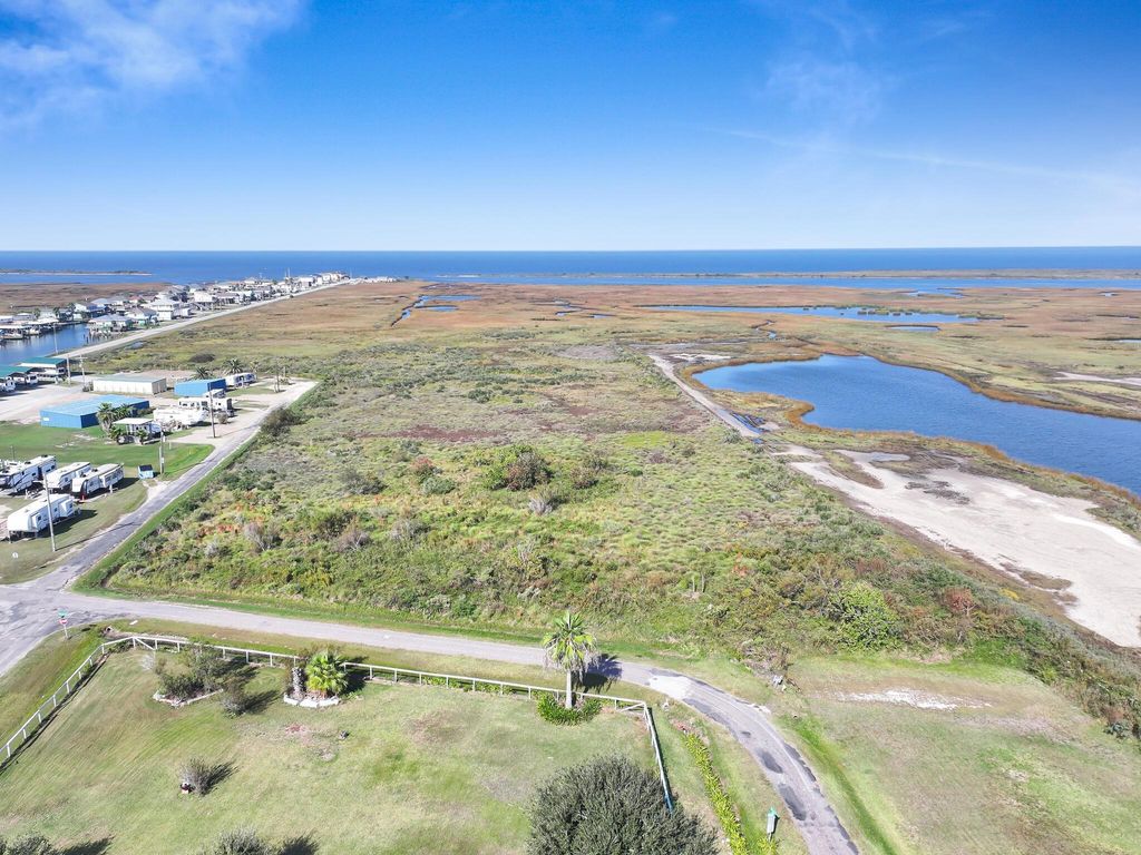 000 Middle Reef Rd, Crystal Beach, TX 77650