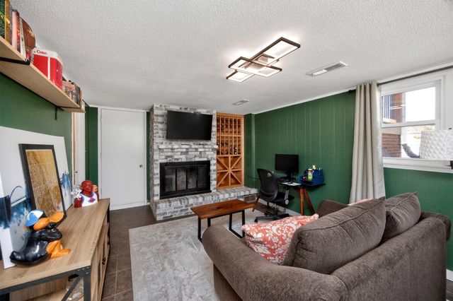 7004 Twana Drive, Urbandale, IA 50322