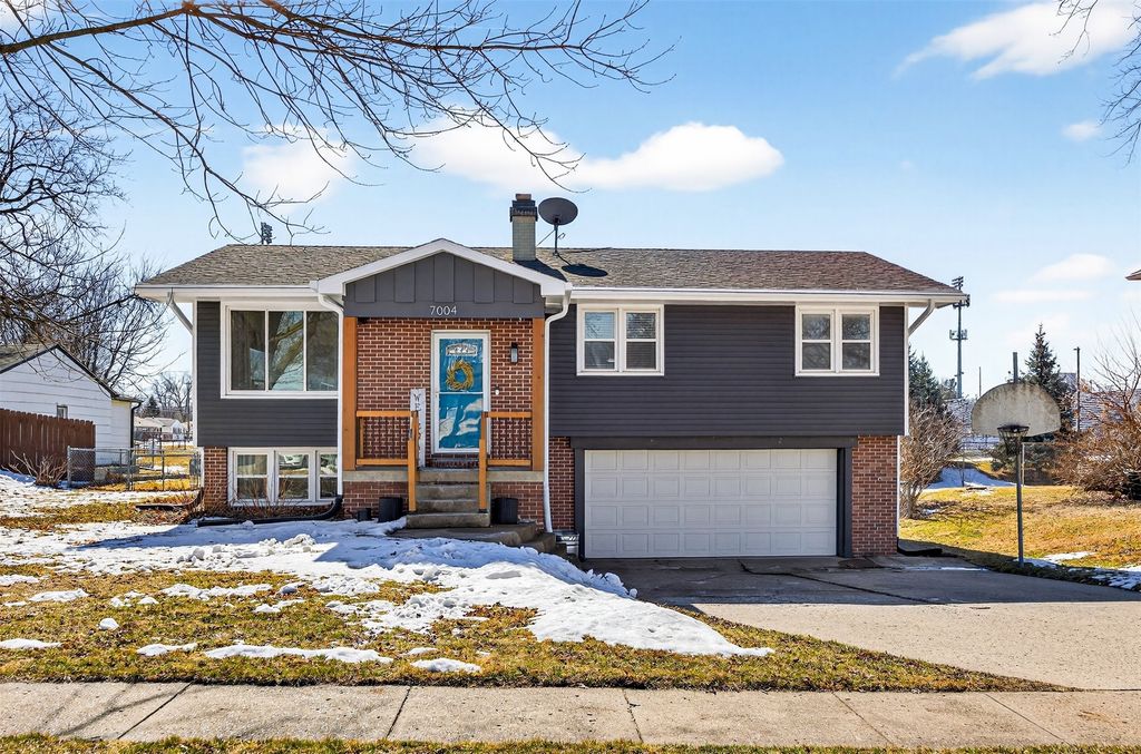 7004 Twana Drive, Urbandale, IA 50322