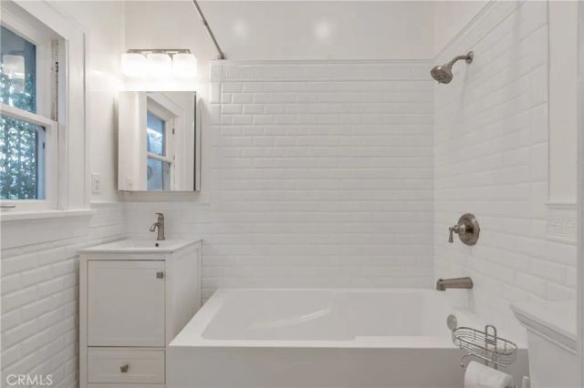 1325 E Altadena, Altadena, CA 91001