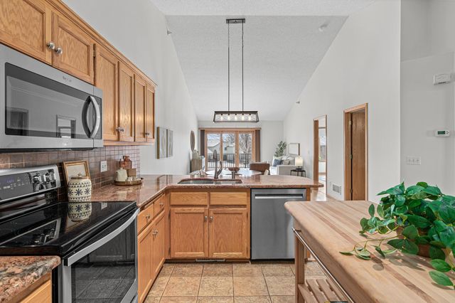 5540 Nathan Lane N 2, Plymouth, MN 55442