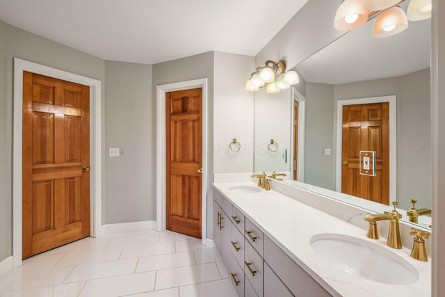 3313 Glen Oaks Court, Lewis Center, OH 43035