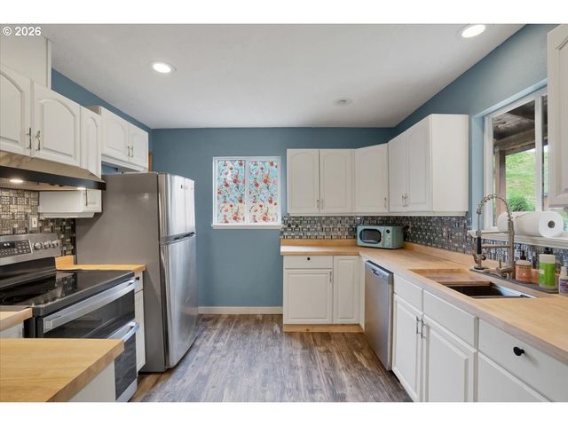 566 N BEAR CREEK Rd, Otis, OR 97368