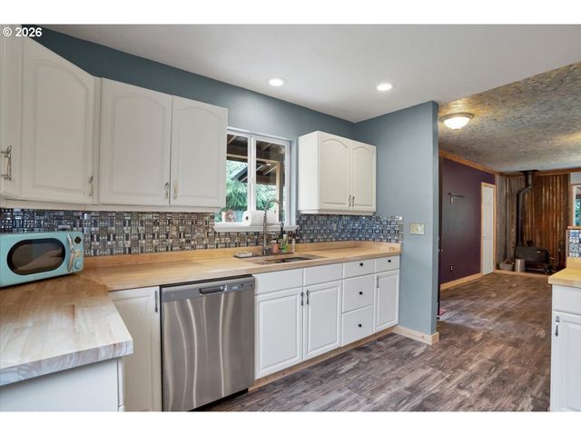 566 N BEAR CREEK Rd, Otis, OR 97368