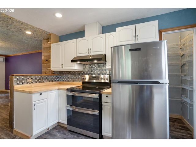 566 N BEAR CREEK Rd, Otis, OR 97368