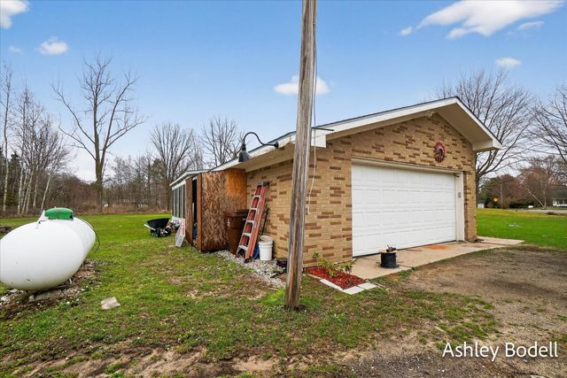 825 16 Mile Road Nw, Tyrone Twp, MI 49330