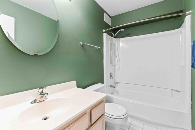 4836 9th Avenue S, Fargo, ND 58103