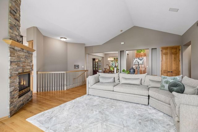 15316 Boulder Pointe Road, Eden Prairie, MN 55347