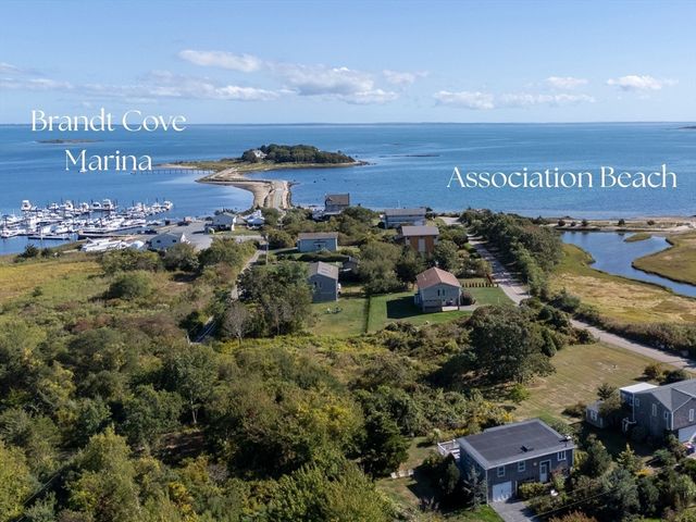 6 Meadowbrook Ln, Mattapoisett, MA 02739