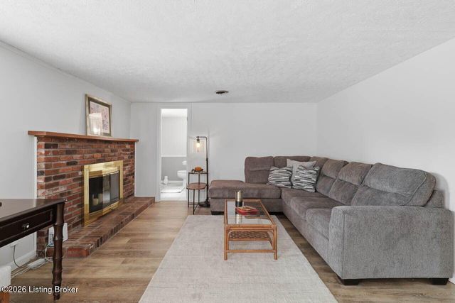 7608 Springvale Dr, Louisville, KY 40241
