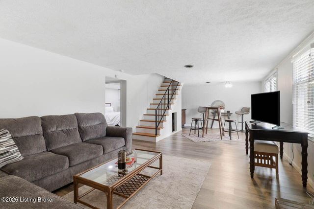 7608 Springvale Dr, Louisville, KY 40241