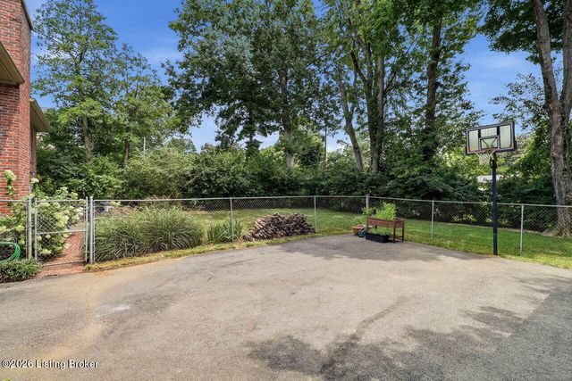 7608 Springvale Dr, Louisville, KY 40241