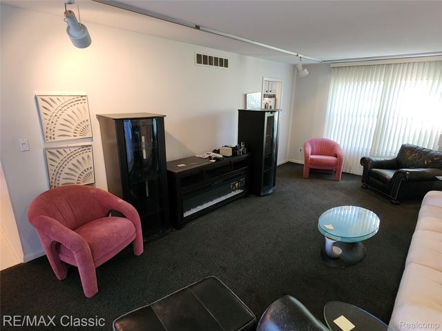 6965 N Adams Road, Bloomfield Charter Township, MI 48304