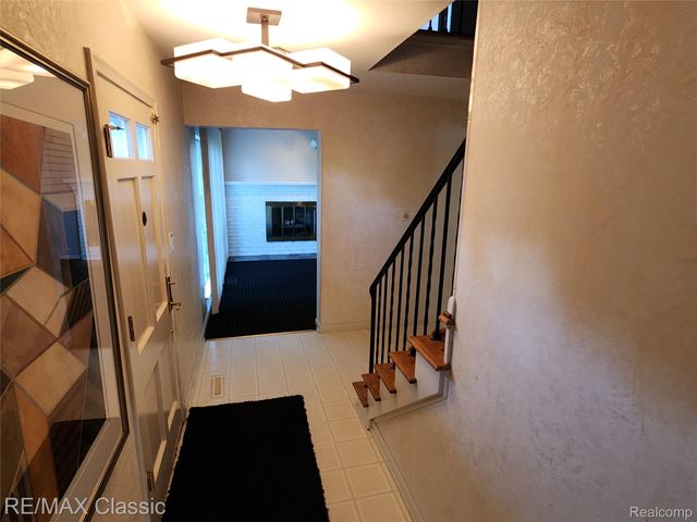 6965 N Adams Road, Bloomfield Charter Township, MI 48304