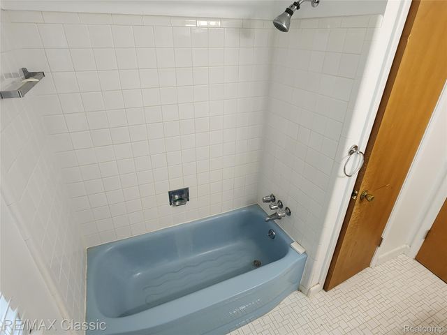 6965 N Adams Road, Bloomfield Charter Township, MI 48304