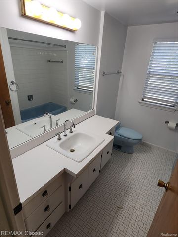 6965 N Adams Road, Bloomfield Charter Township, MI 48304